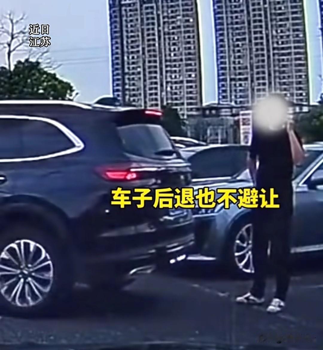 真的开眼了！近日江苏，公共车位居然还能搞“人肉占位”，男子往车位里一站寸步不让，