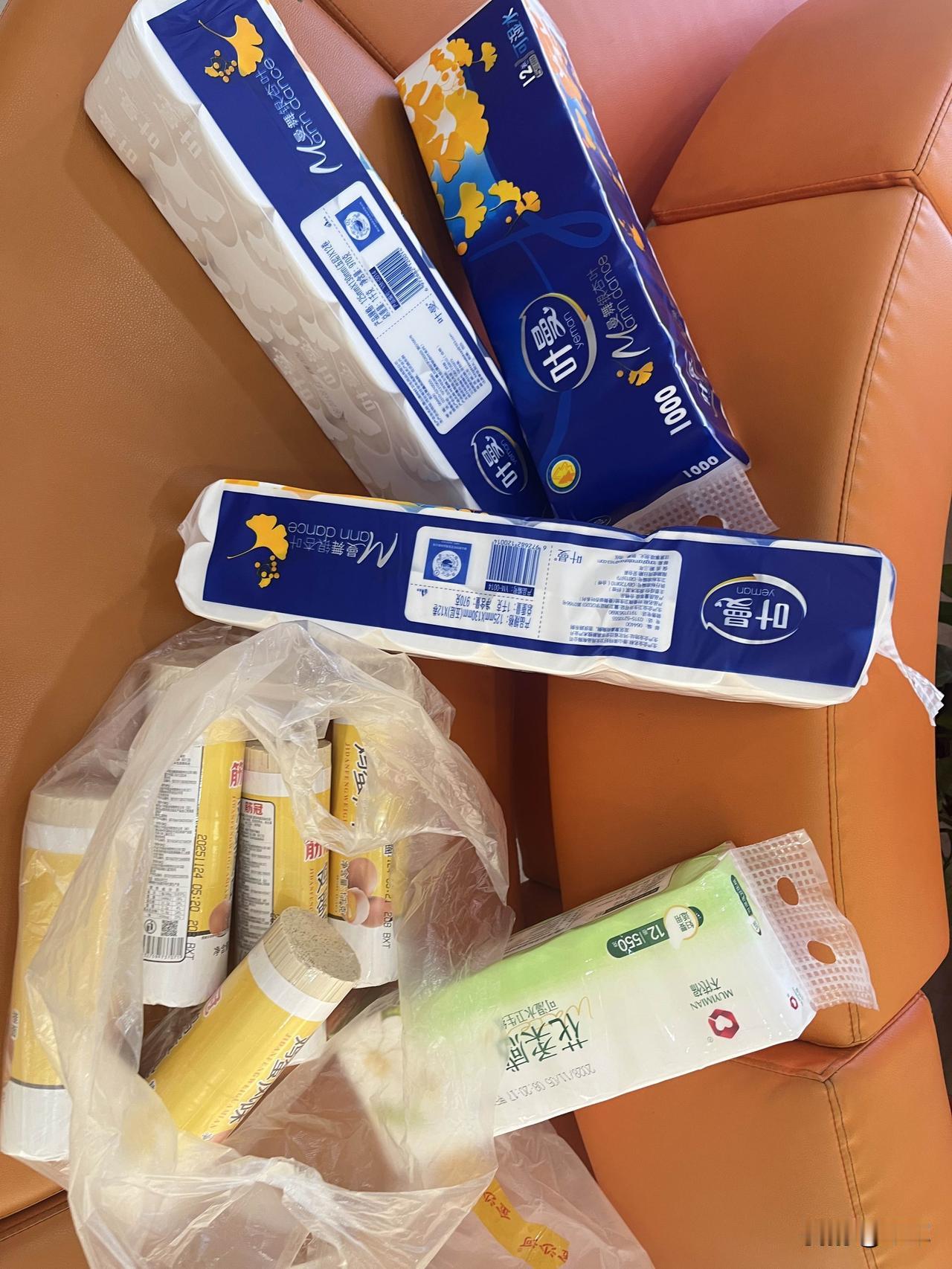 虽然现在存钱利息很低，但是银行还是鼓励存款的。

今天有个定期到期了，我去银行重