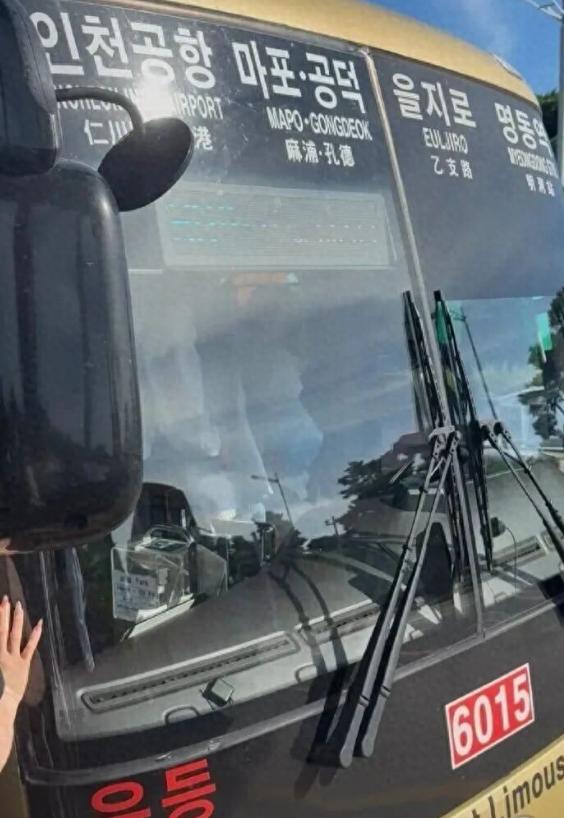 韩国机场高速上演生死时刻！大巴司机开着开着突发疾病瞬间昏迷，车子失控乱窜，一车乘