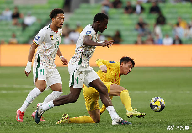 国足0比2喀麦隆 国足开场属于立足未稳，被人家闪电战打了俩。之后喀麦隆自己也放松