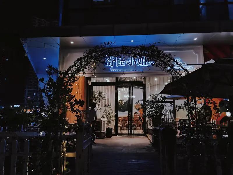 对我来说，幸福是在平凡日常里的小确幸。
清晨，阳光透过窗帘缝隙洒在脸上，伸个懒腰