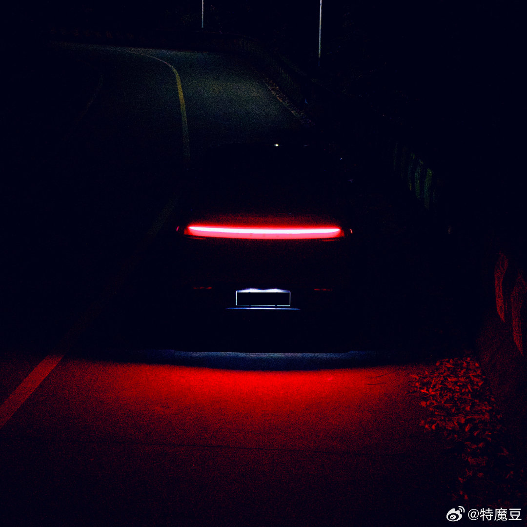 昨晚为了拍特斯拉焕新Model Y的灯人生第一次炸机了不过还好只是挂在树上弄回来