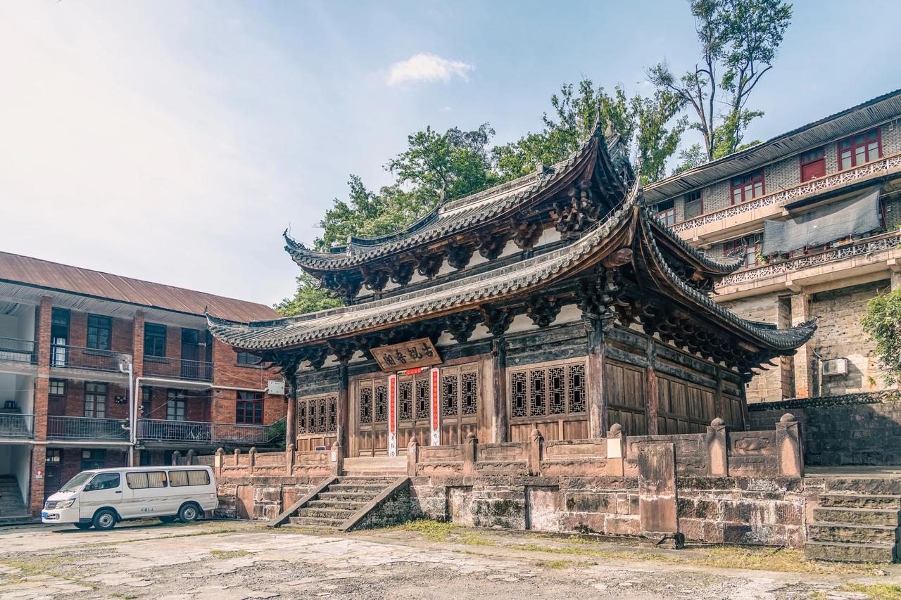 🏮国家重点文物/明代遗珍/川西木构典范  
青砖黛瓦在闹市一隅静立，斗拱飞檐撑