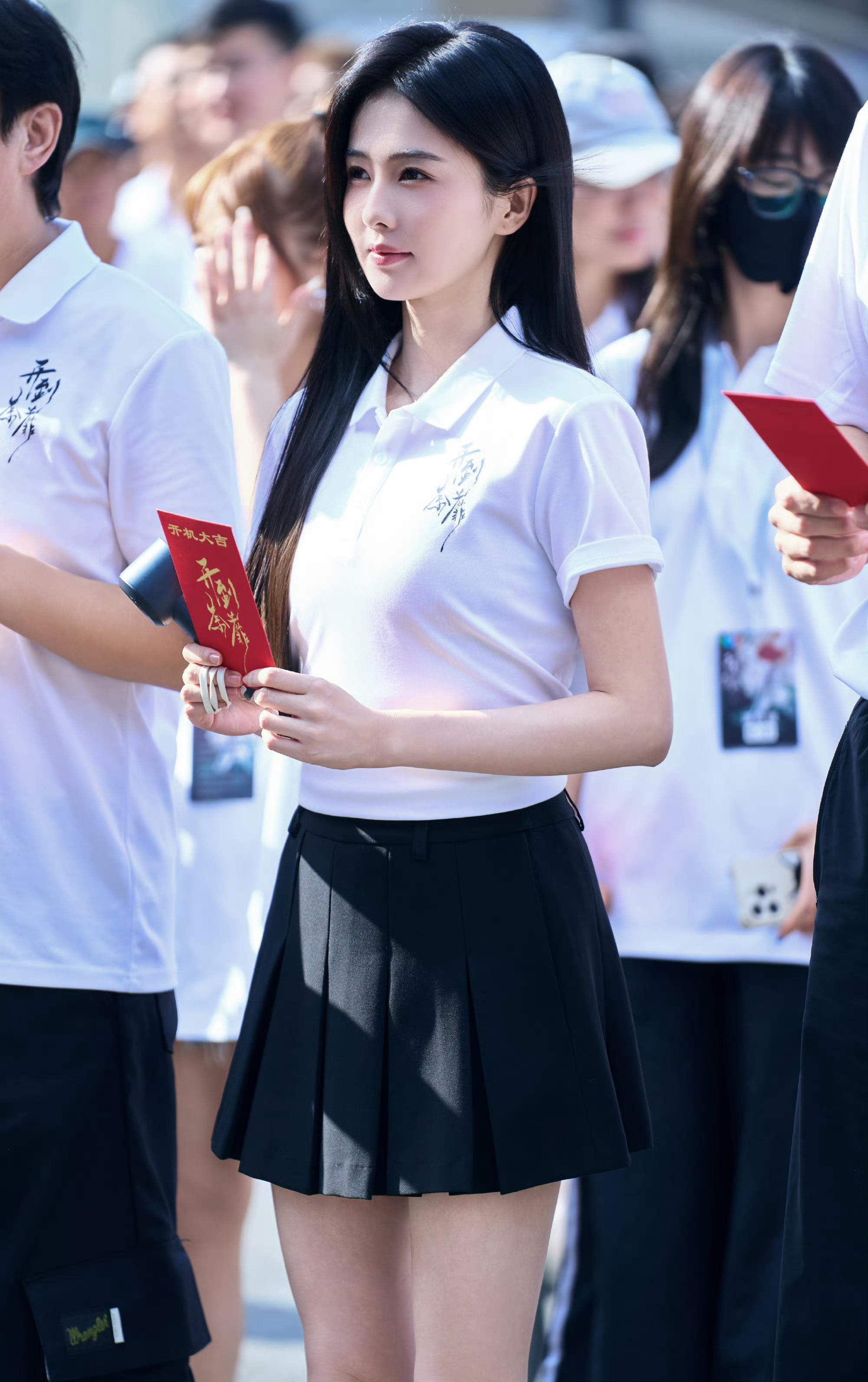 白鹿[超话] [春游家族] 白鹿莫离 [春游家族]白鹿王韵娜 晕呐晕呐我们等你​
