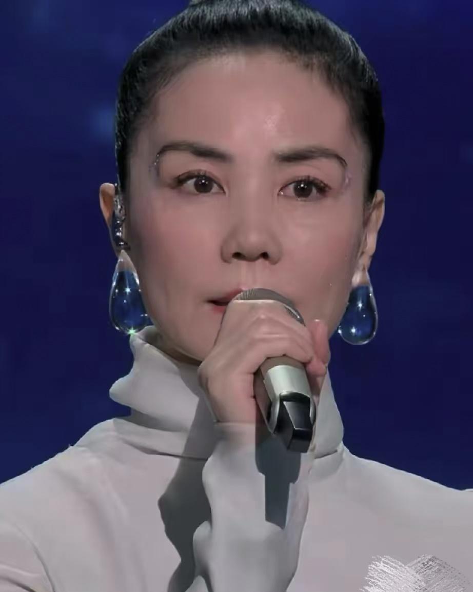 57岁王菲开口那刻，全场静了。
不是麦克风坏了，是她的声音把空气都冻住了。
你盯