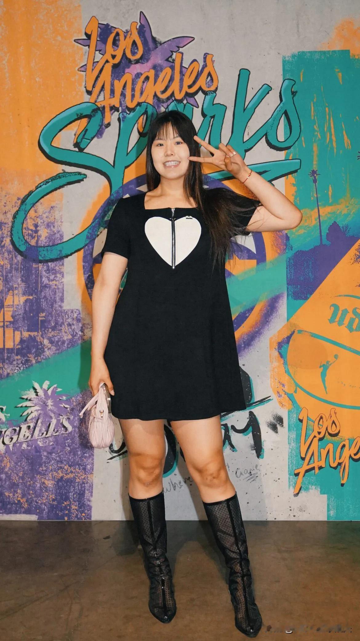 小宝啊，你这个造型，让你的美貌大打折扣啊！要不咱花点钱请个造型师？
小宝的美貌大
