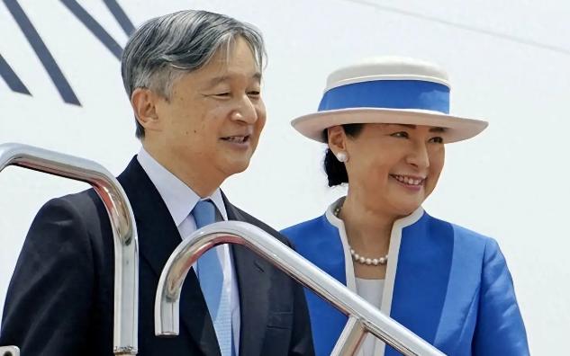 德仁天皇出访前罕见打破数十年的政治沉默，当着全日本媒体的面，把皮球踢给了高市早苗