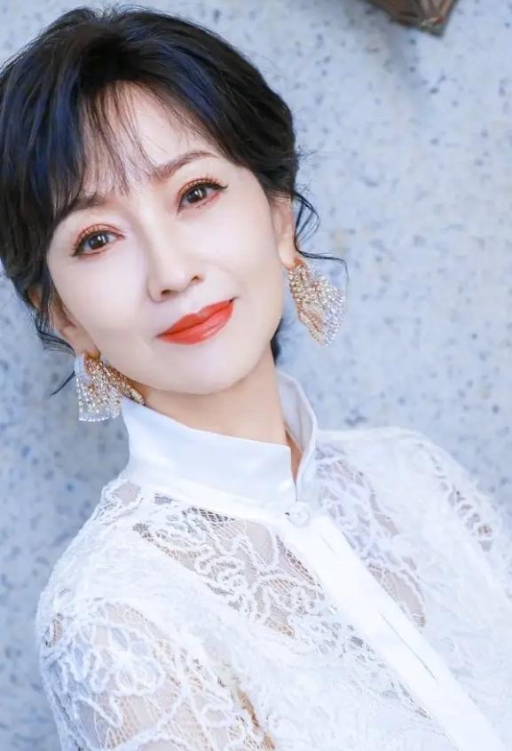 1975年，21岁的赵雅芝嫁给了31岁的香港名医黄汉伟，可婚后3年，赵雅芝便与有