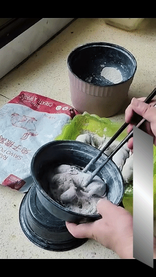 据说这是闻名的广东重口味小吃，
这口味不是一般的重[捂脸]