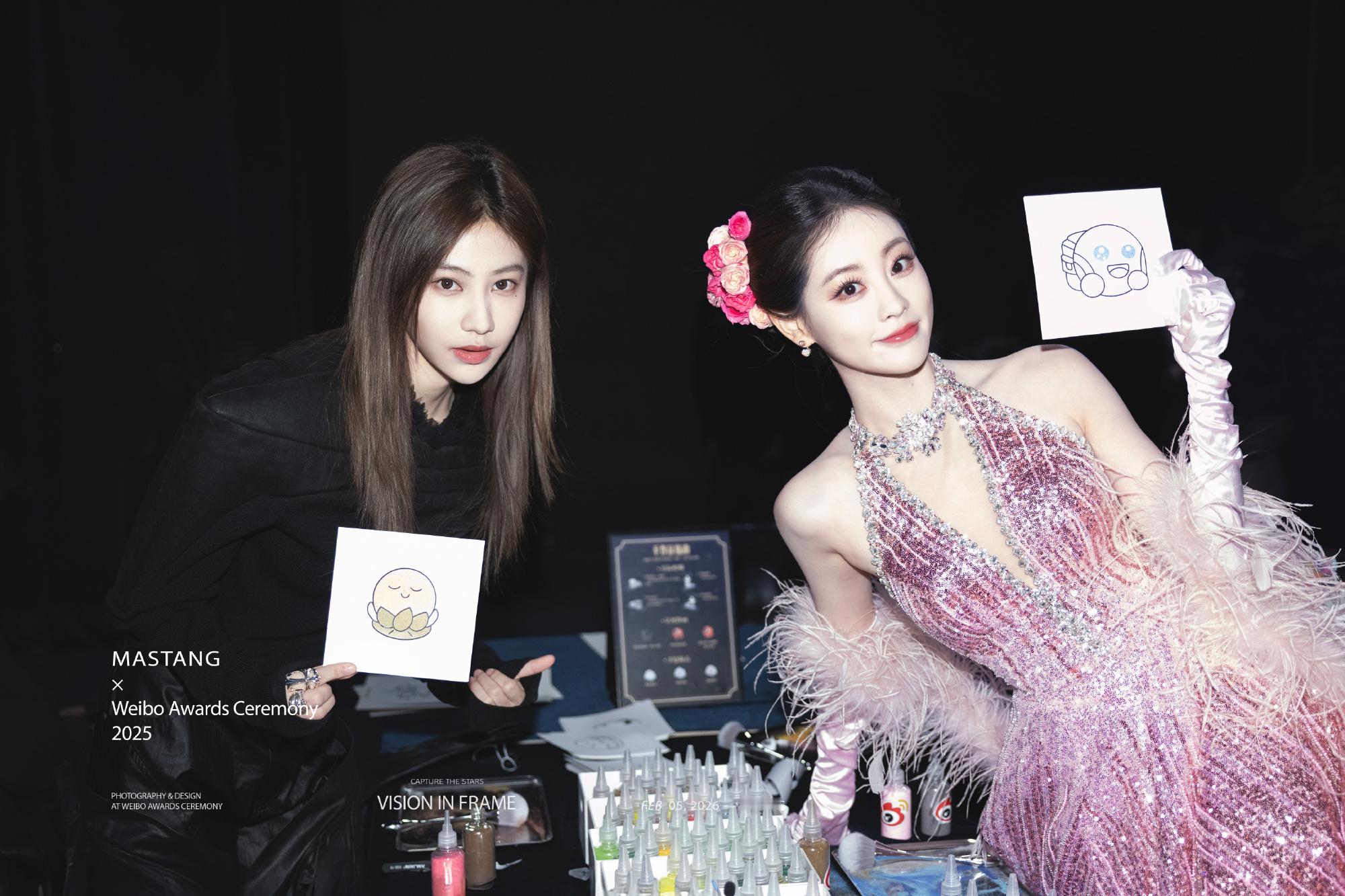 我在微博之夜抓拍的合照好会拍吧完全拍出了名利场的感觉，划下来眼前一亮又一亮，谁看