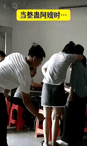 敢整蛊大嫂？真别试。玩笑没把握，分分钟让你“吃不了兜着走”。
家里聚餐、亲友在场