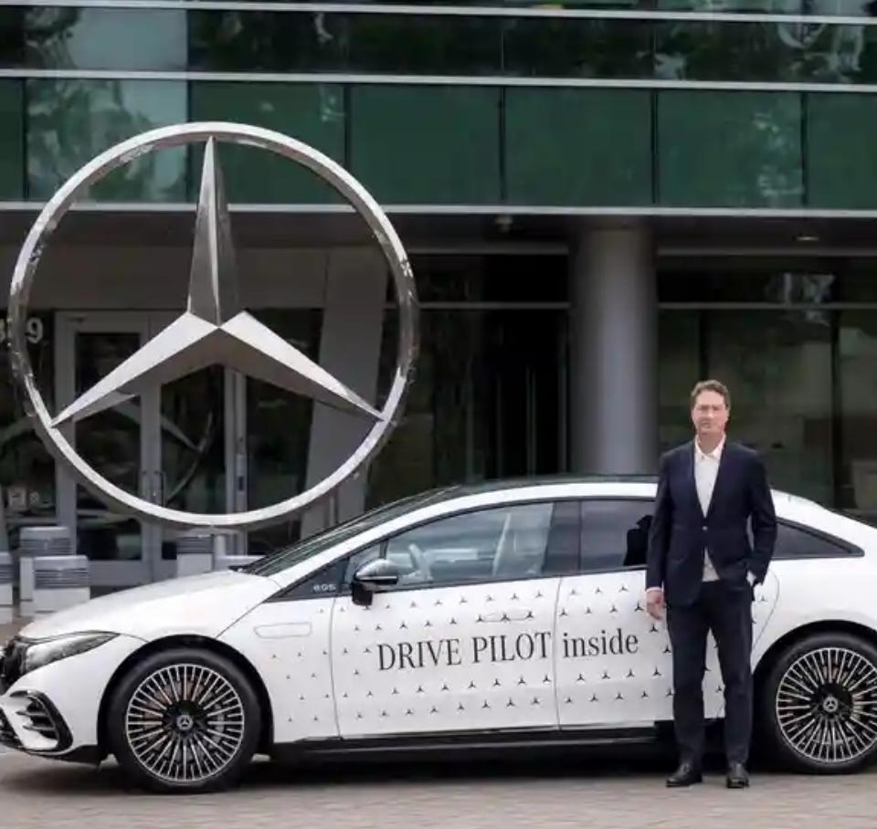 奔驰公司今年第三季度利润同比跌三成
     因中国市场销售不利以及美国启动关税