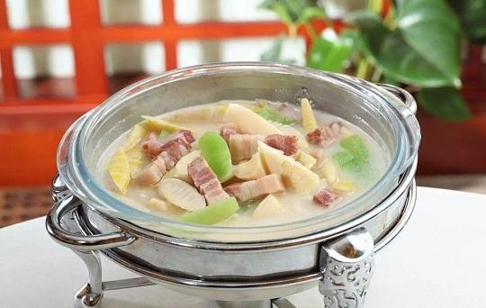 苏州人吃春笋，一口鲜掉眉毛！
 
苏州人吃春笋，就认准一个字：鲜！
春笋特别吸油