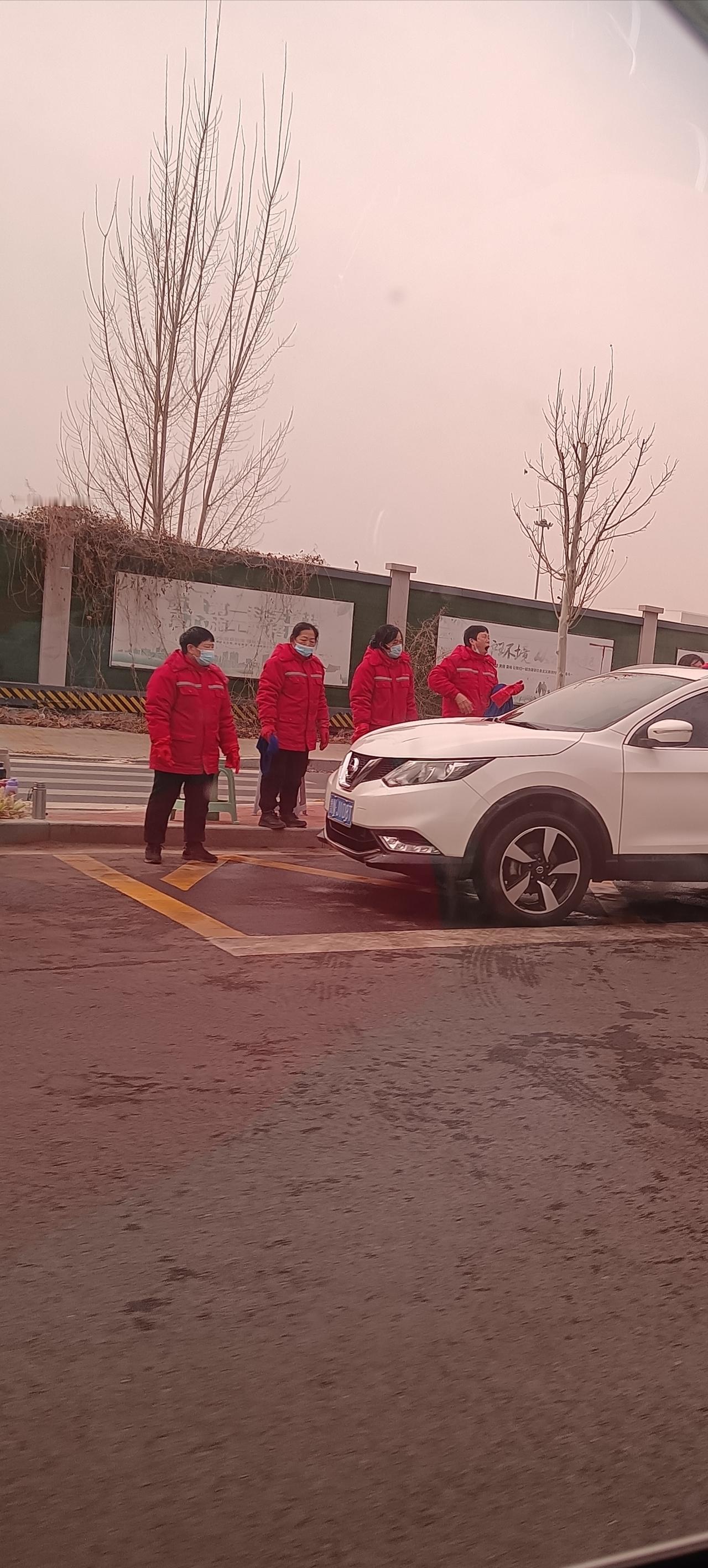 路过德州某小区门口，乱停了几辆车，细看，原来是在清洗车辆，看样子好像是物业在清洗