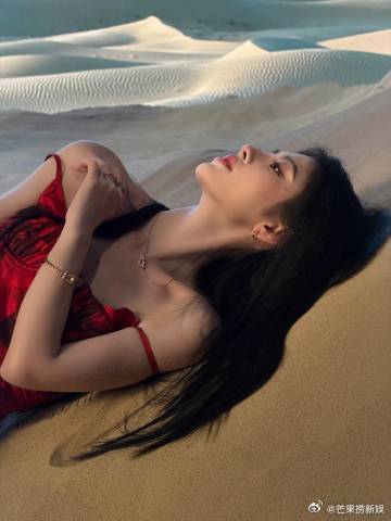 鞠婧祎沙漠玫瑰完全被鞠婧祎美到失语鞠婧祎真的是一朵沙漠玫瑰。绝对就是被我们姐姐美