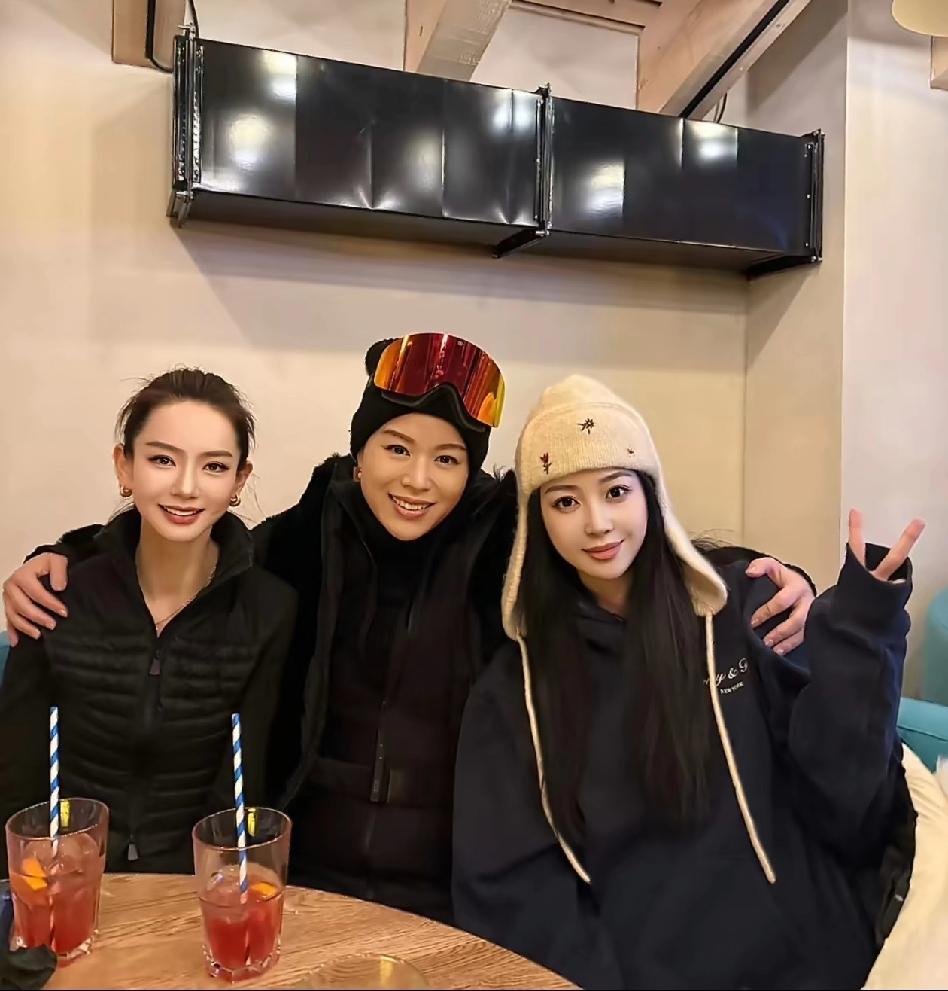 潘玮柏妻子宣云与戚薇、胡杏儿在瑞士度假合影，画面养眼。
潘玮柏对妻子宠爱有加，常