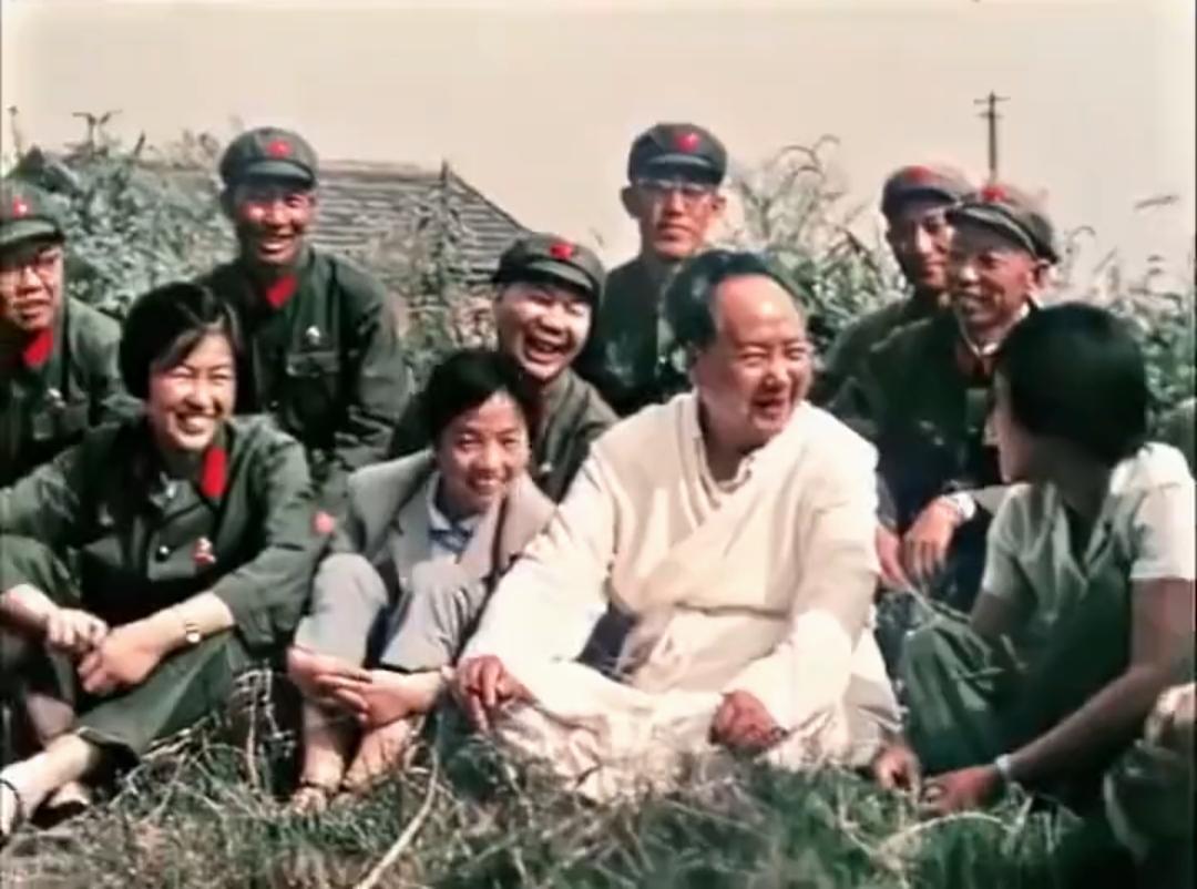 这是在哪里拍的？都还穿着军装，毛爷爷的笑容真灿烂，好怀念呀。[玫瑰]