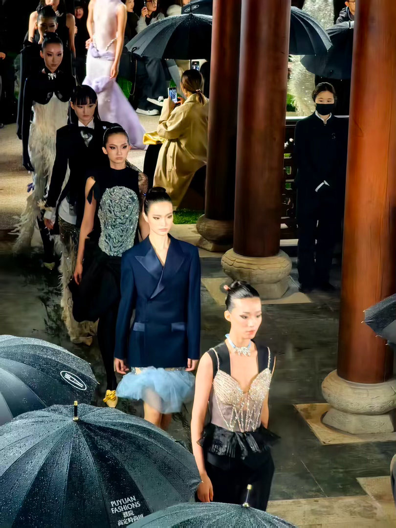 濮院高定时装周云旗濮院云旗时装周 内娱又一位跨界超模来了！云旗现身濮院高定时尚周