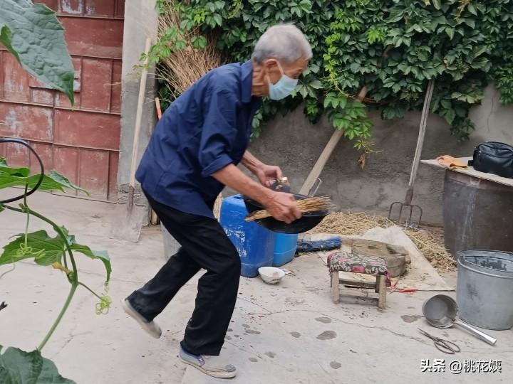 我80多岁的老爹，他的生活习惯，一般人都想不到！

一般80多岁老人，不是高龄老