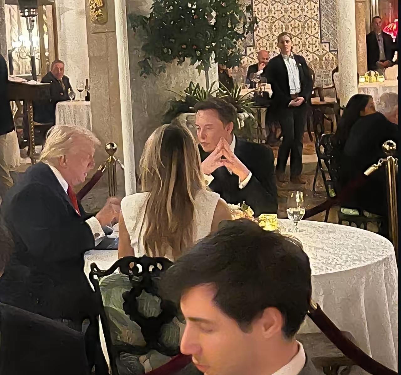 特朗普看到伊朗国内混乱局面因为断网而恢复正常。特朗普又想到了自己的政治加商业盟友