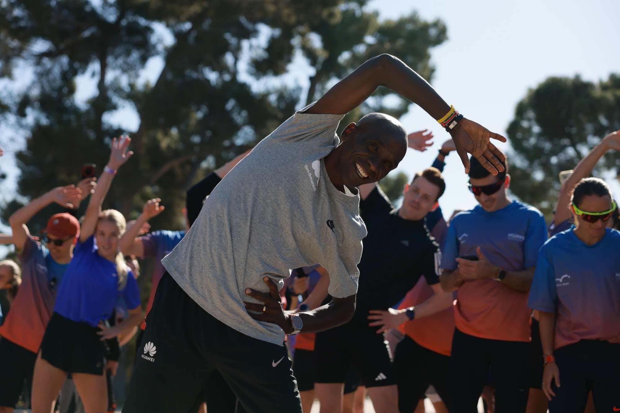 华为快闪店亮相马德里核心商圈。全球跑者齐聚，与基普乔格及多位世界冠军面对面！为热