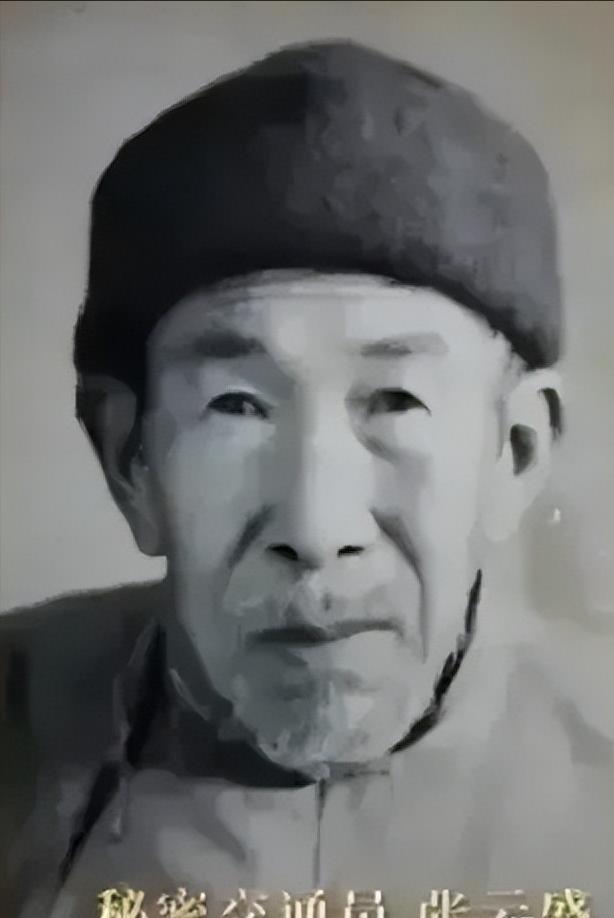 [中国赞]1943年，新四军交通员被俘，日军把他绑在铁凳上拷打。半夜，交通员突然
