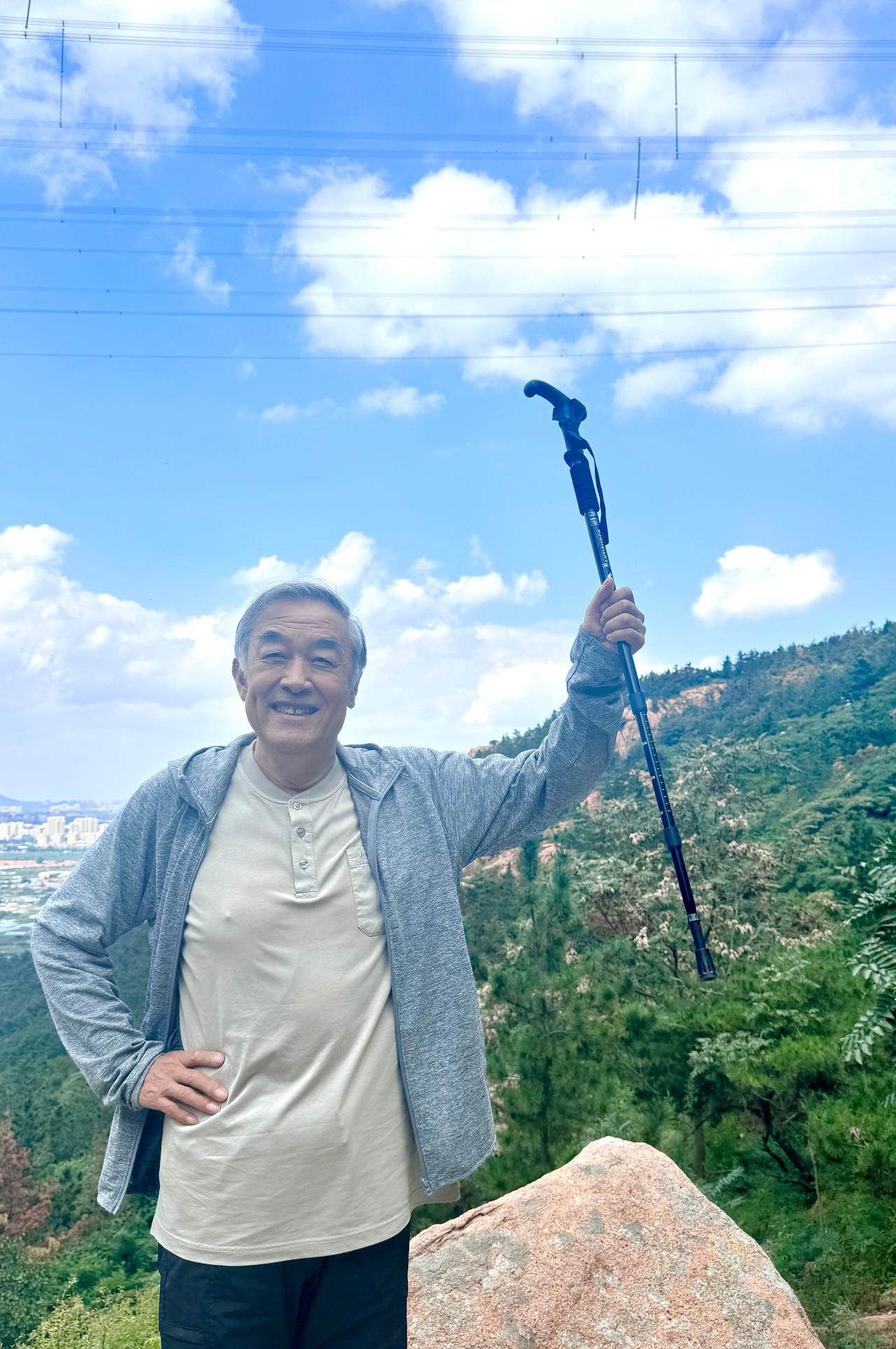 李建义：话剧打底、配音封神、荧幕藏风骨的全能戏骨
 
李建义，1959年11月5
