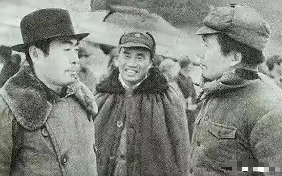 1945年延安机场，毛泽东准备赴重庆谈判，周恩来、朱德前往送行 