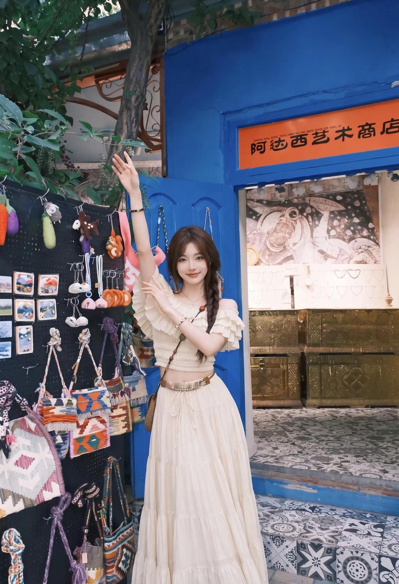 伊犁约拍｜在六星街找这个女摄出片太轻松啦。马卡龙色民居小巷自带滤镜，街头烟火气满
