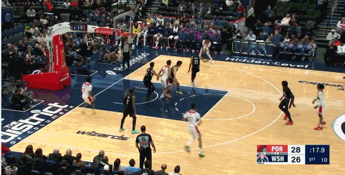 能攻能防，进步显著……
正所谓人逢喜事精神爽，杨瀚森昨天刚刚入选了全明星新秀赛名