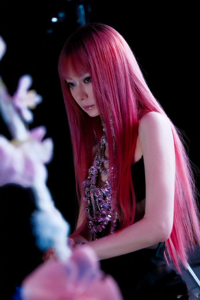 #戚薇MV侧颜##戚薇侧脸轮廓# 戚薇的侧颜太迷人了，谁能不心动？MV 侧颜轮廓