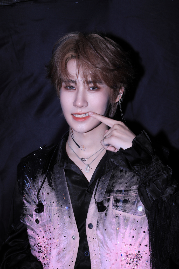 张真源展示牙钻中