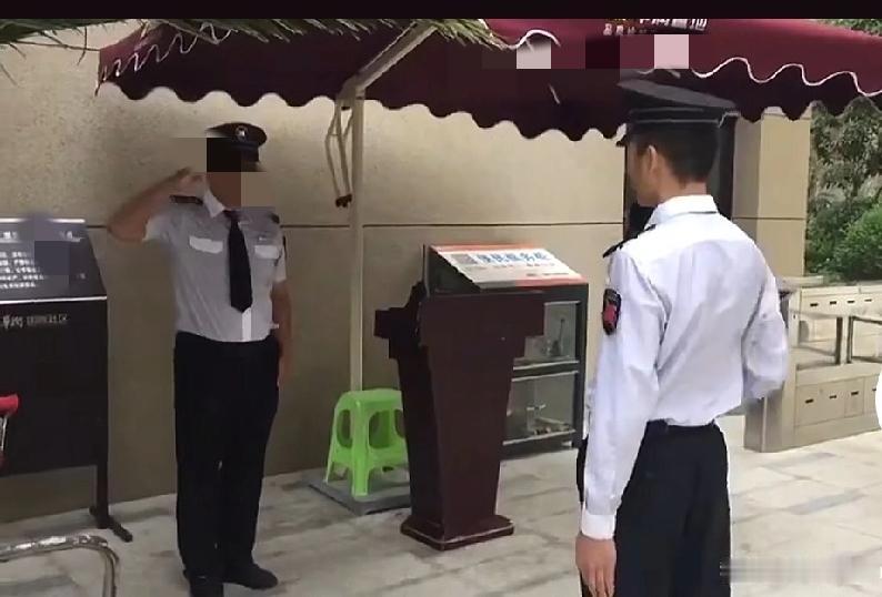过节保安也开三倍工资，所以这三天谁值班谁赚了。
我昨天上午给队长跟物业经理小何女