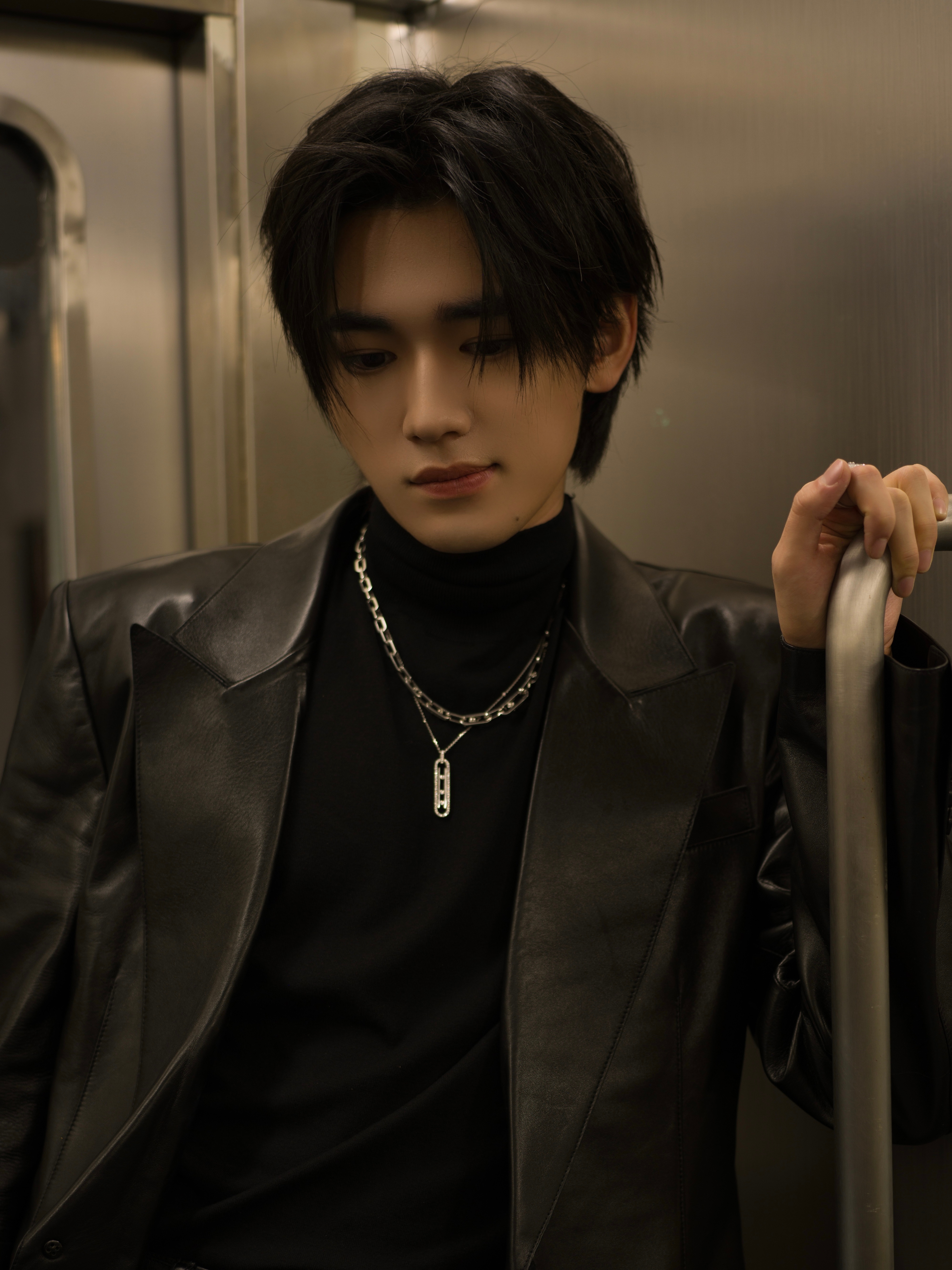 宋亚轩   📸🍃✨这个月的寿星很忙碌吼 ！伴随着生日及新歌《无趣生活指南》陆