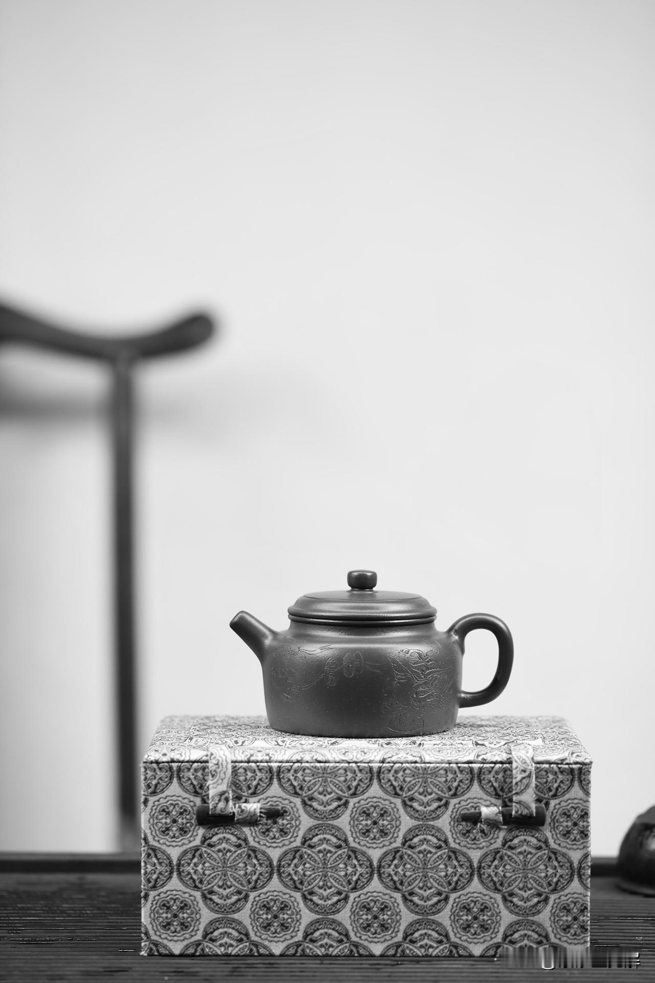 德钟丨全手工  

容量300cc丨原矿老紫泥

壶以空灵质朴之态纳世间好茶，壶