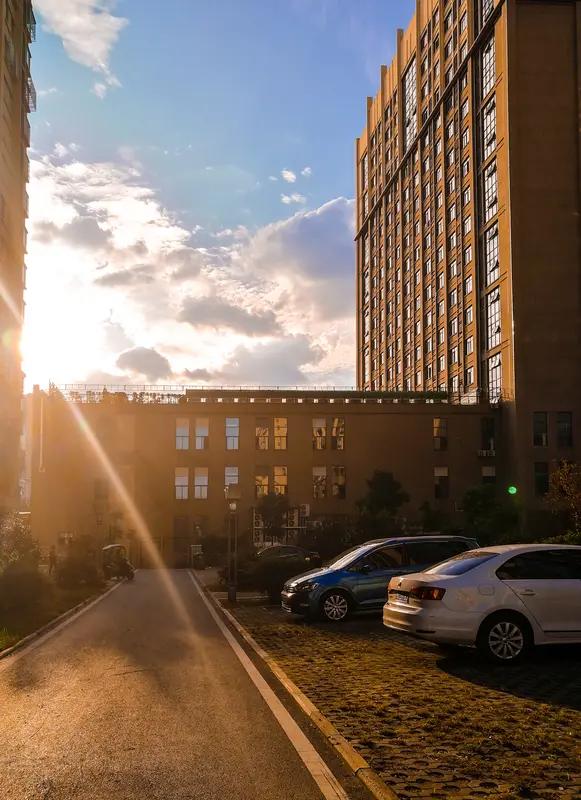 晚晴
 
岁月轻拂鬓上霜，
相逢恰在晚风旁。
不追年少轻狂梦，
只惜今朝暖日常。