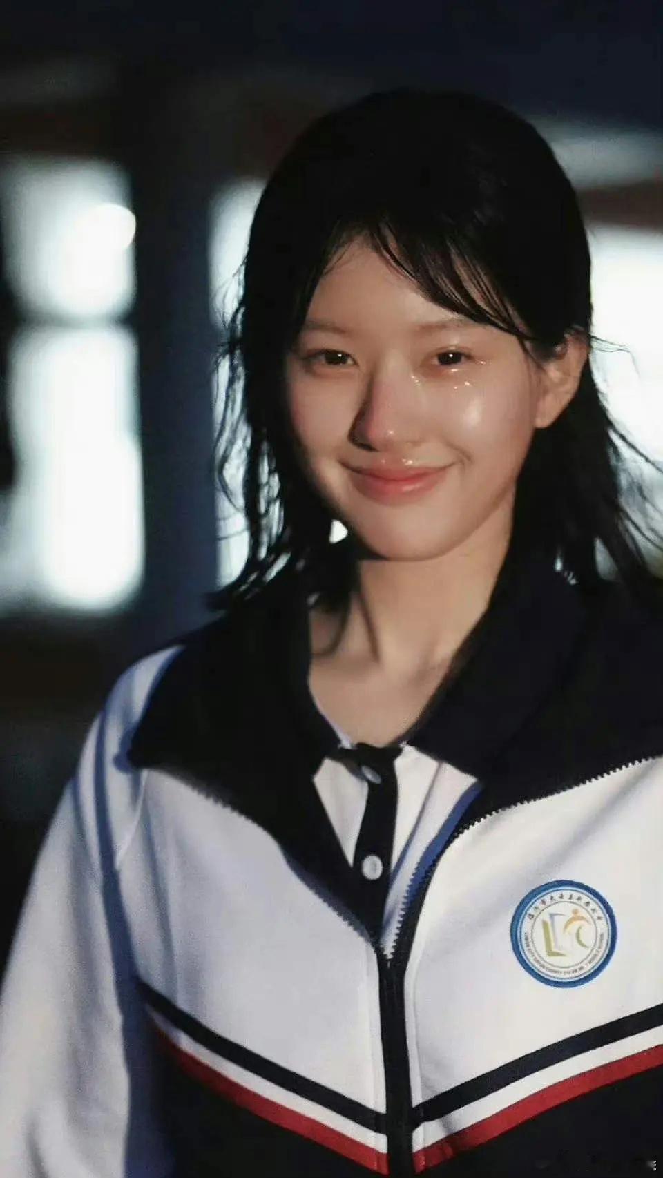 这两张赵露思笑成恐怖片了，不能做大表情，硅胶感好重，像张大大和赵美延的结合体 ​