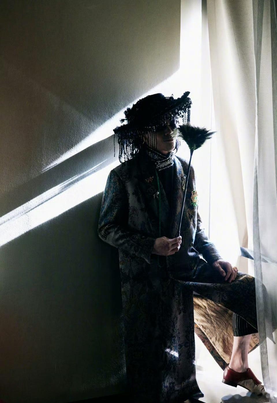 向佐这次不穿女装了  向佐这次的红毯造型真就有点儿东西，这次没有穿女装，而是混搭