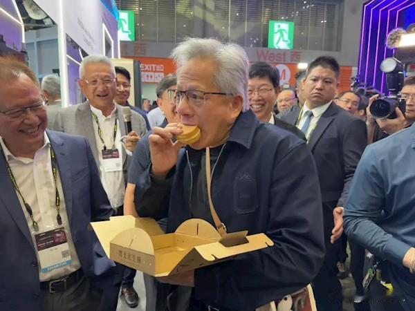 黄仁勋又开吃了！干完正事就逛吃，身价万亿最爱路边摊

我发现一个规律：老黄每次公