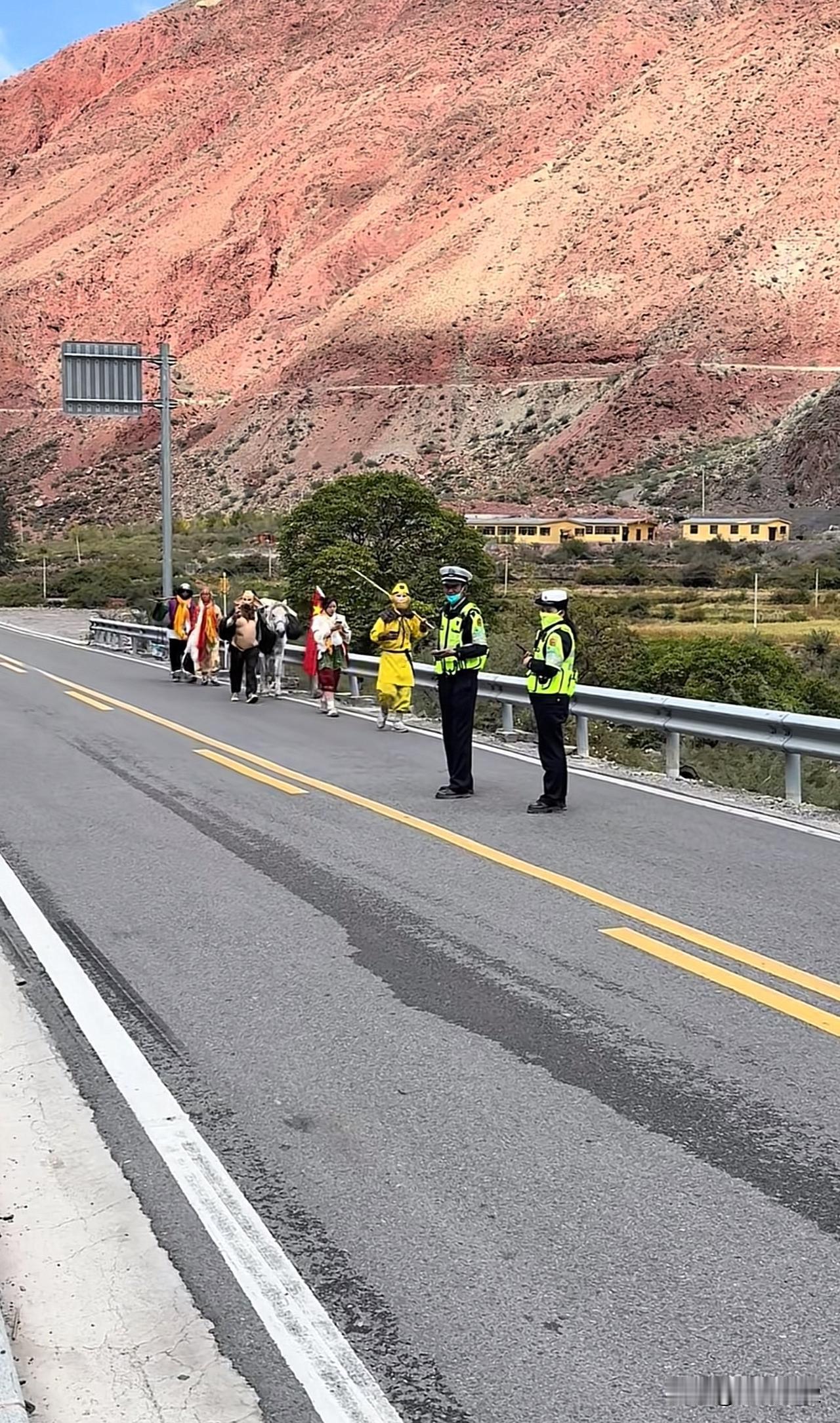 师徒四人取经之路…遇到交警同志保驾护航