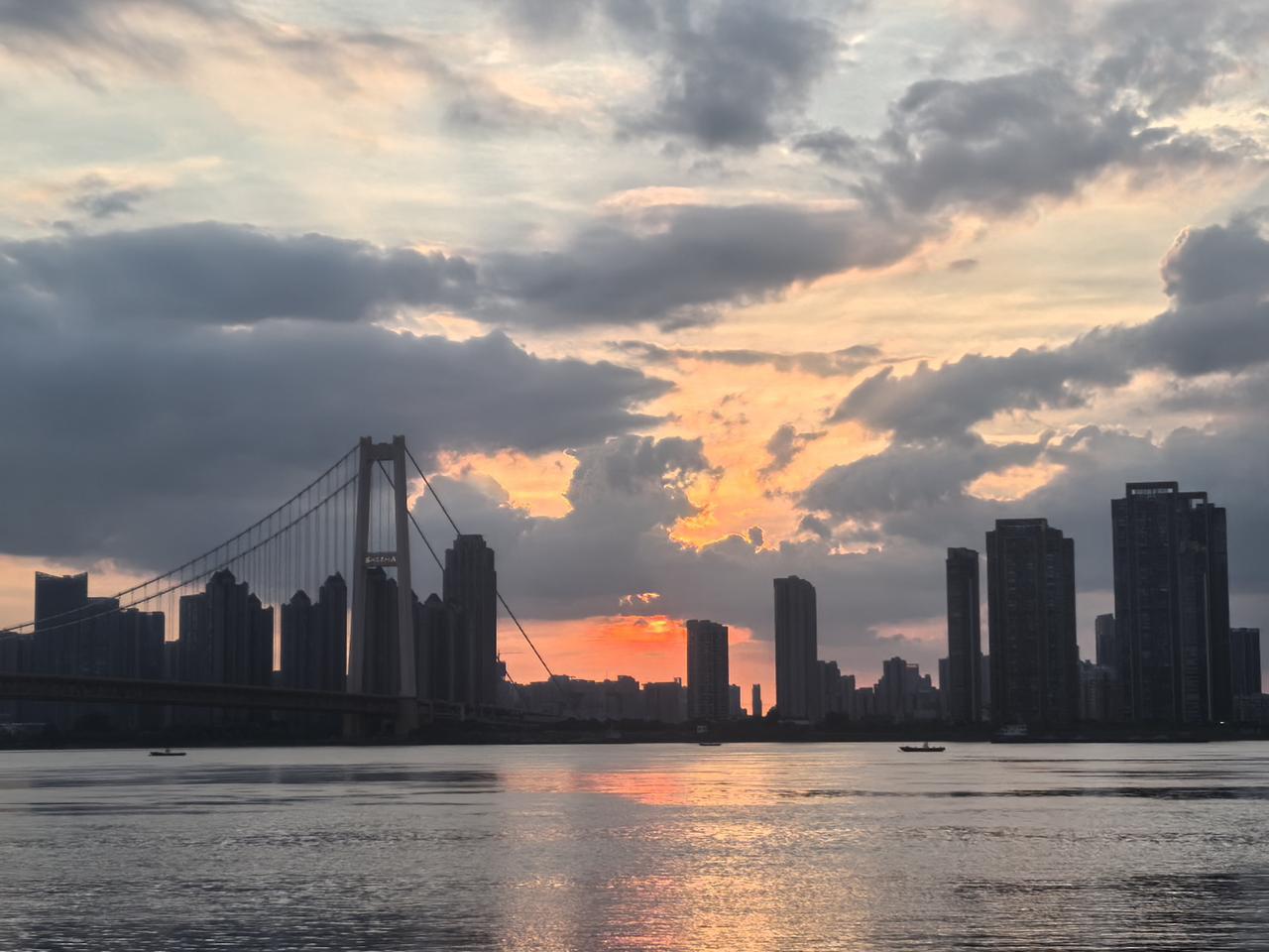 夕阳西下，断肠人在天涯。
夕阳无限好，只是近黄昏！
古人对夕阳的描绘是那么绘声绘