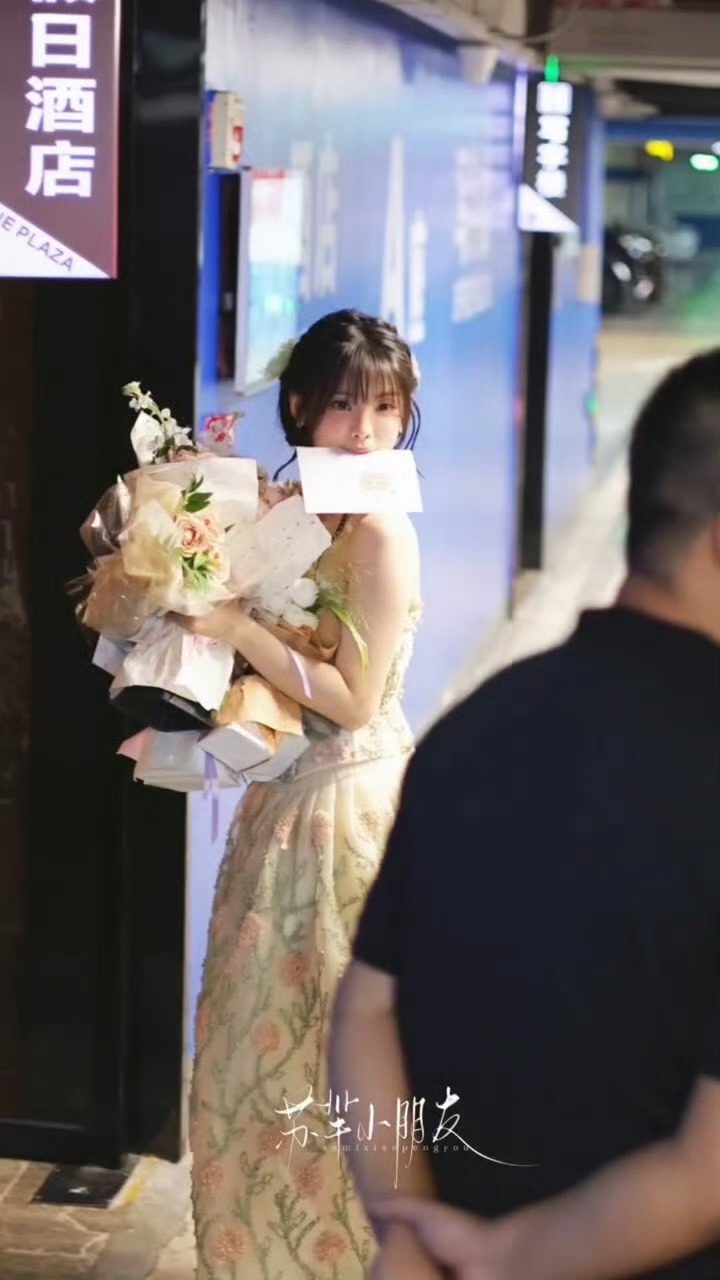 杨超越你在养死士吗线下路透里杨超越手上抱满粉丝送的鲜花，拿不下信件直接用嘴叼住，