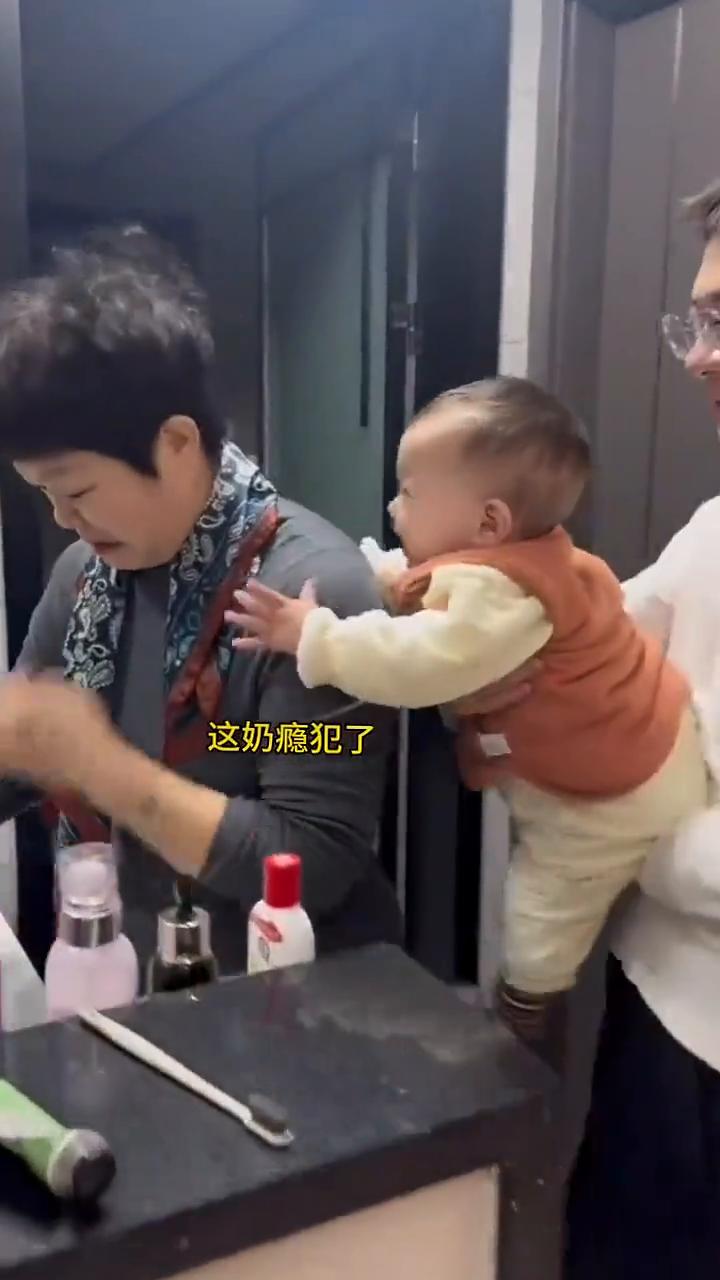 奶奶假装走，看到奶奶两眼放光，挣脱爸爸，奶奶假装离开。认母期认错了吗？不是妈妈是