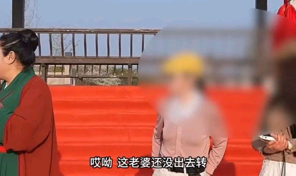 男子趁妻子去厕所上台相亲，当场被拆穿竟称“我不想要她”！王婆怒骂“渣男”这一幕发