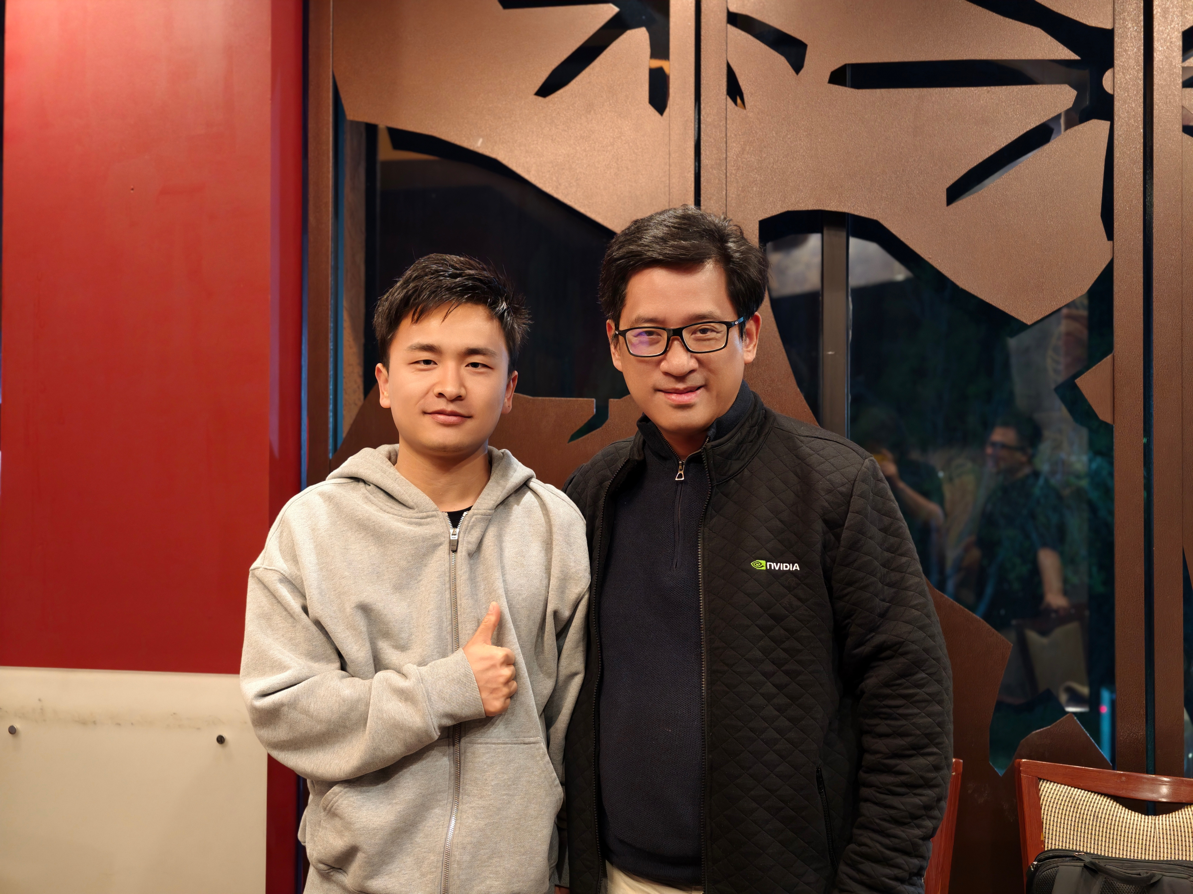 和新宙这样的顶级技术大佬聊天喝酒，很容易上头——既有前瞻性的判断，也有轻松的幽默