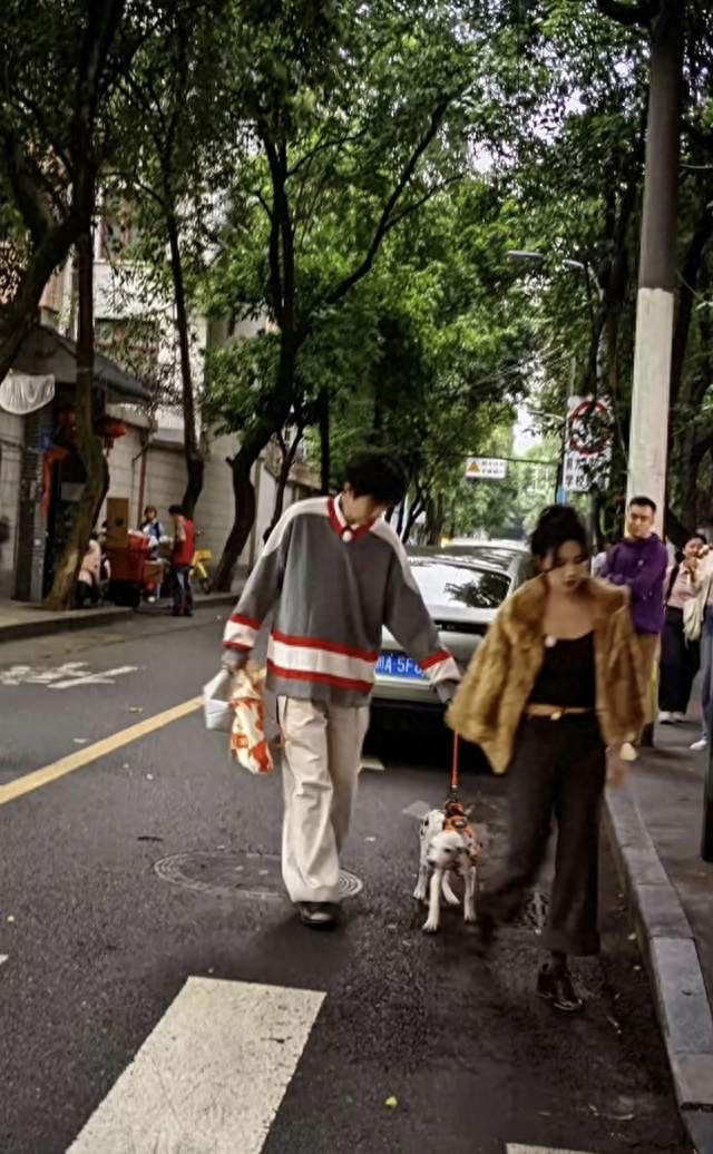 郑合惠子任宥纶街头遛狗，这“公费恋爱”的松弛感绝了