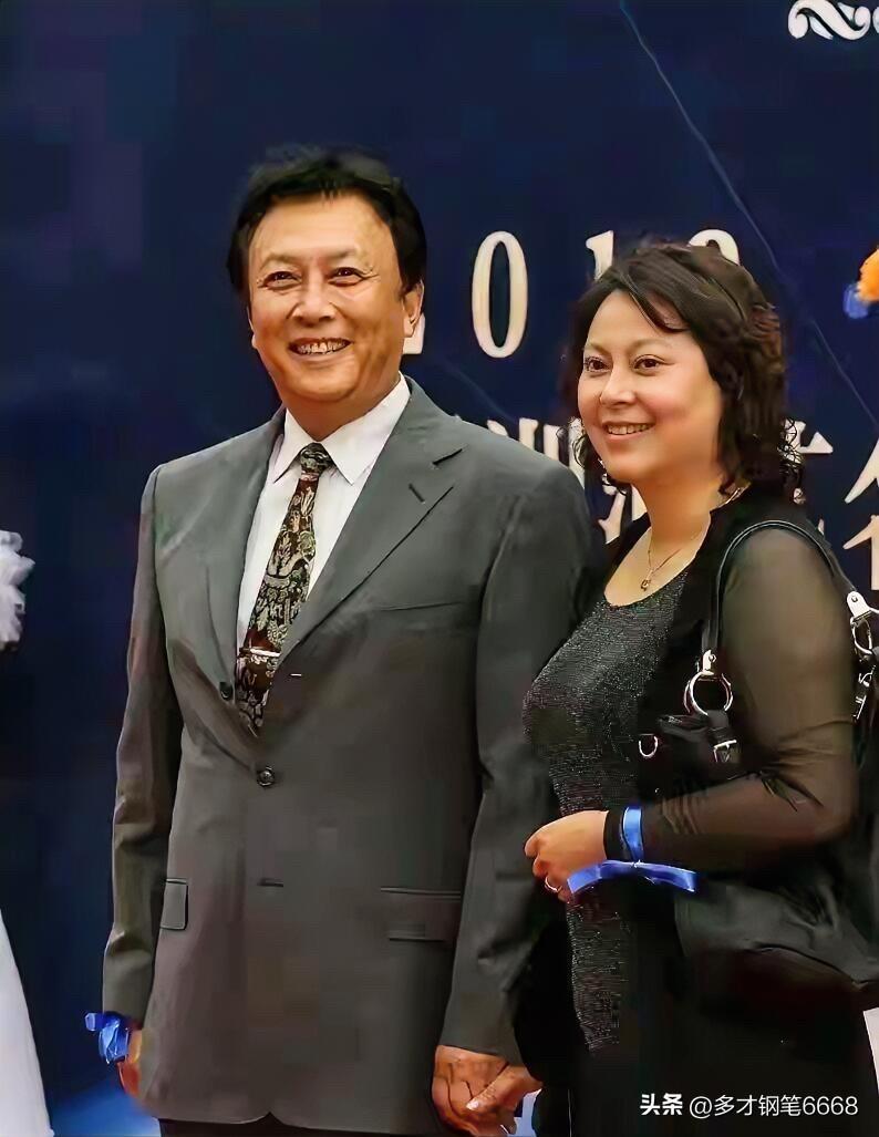 唐国强的妻子壮丽她的颜值好一般，眼睛比较鼓，体态比较丰满，整体形象和气质没有唐国