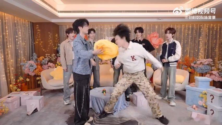 时代少年团秋日团建宣言本来以为是帅气的合体直播，结果被游戏环节狠狠整破防，宋亚轩