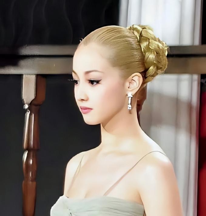 “亚洲第一美人”泽尻英龙华的婚前协议太硬核：每月夫妻生活超5次，男方按50万一次