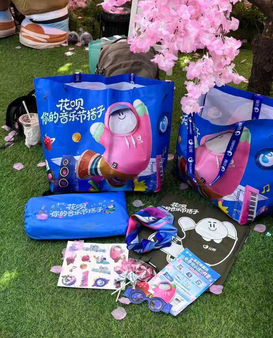 武汉音乐节现场服务给到夯看到网友的图片有好多小惊喜，充气沙发、免费用充电宝2小时